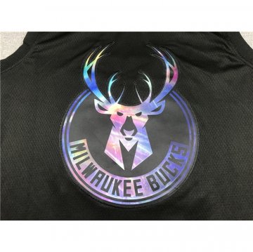 Camiseta Giannis Antetokounmpo NO 34 Milwaukee Bucks Iridescent Logo Negro